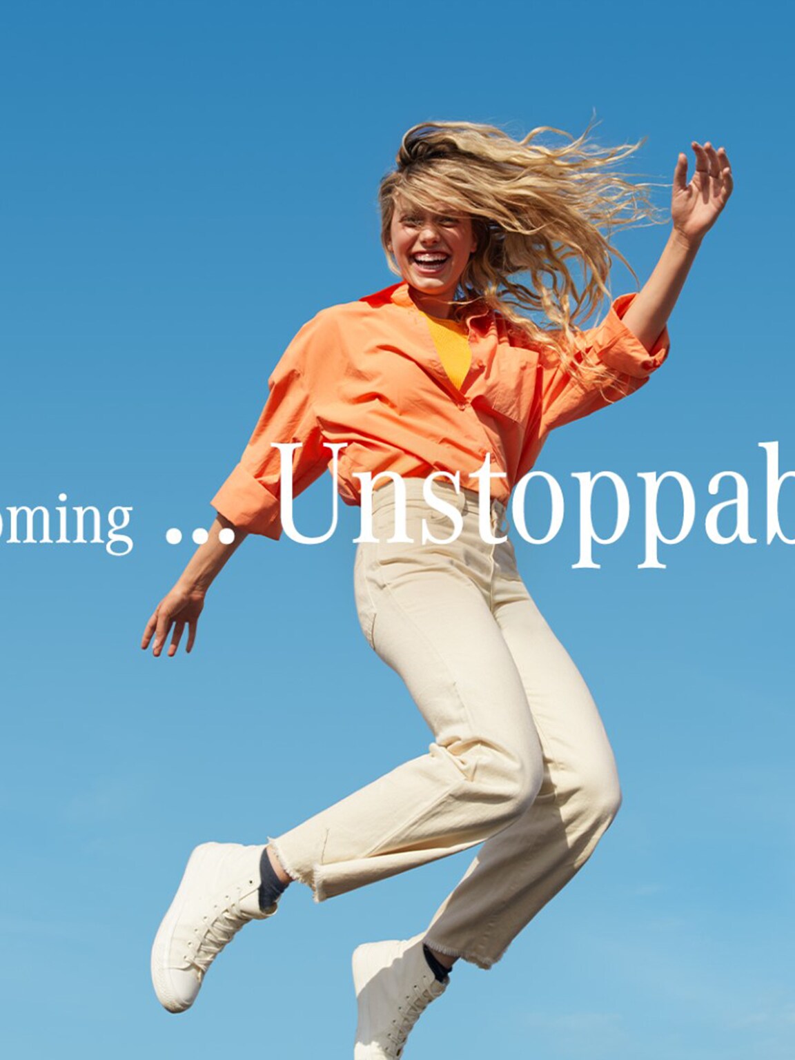 Fiatal nő ugrik mosolyogva, háttérben kék ég és „Becoming … Unstoppable”