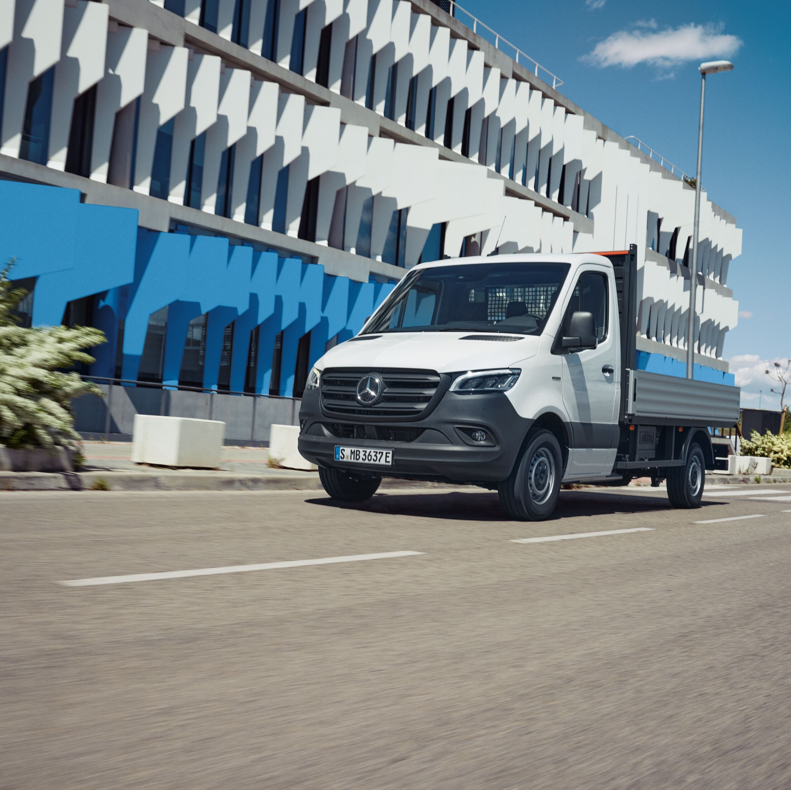 eSprinter gyári platóval az úton haladva.