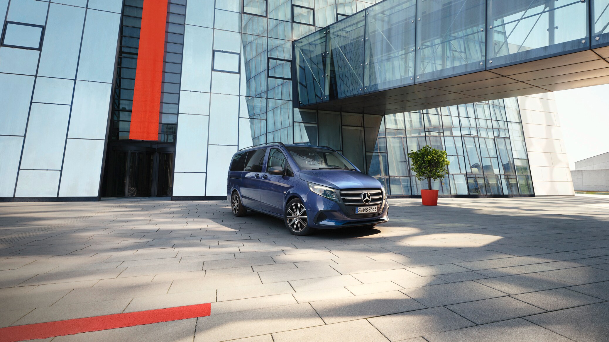 A Vito Tourer egy ipari területen | Mercedes-Benz