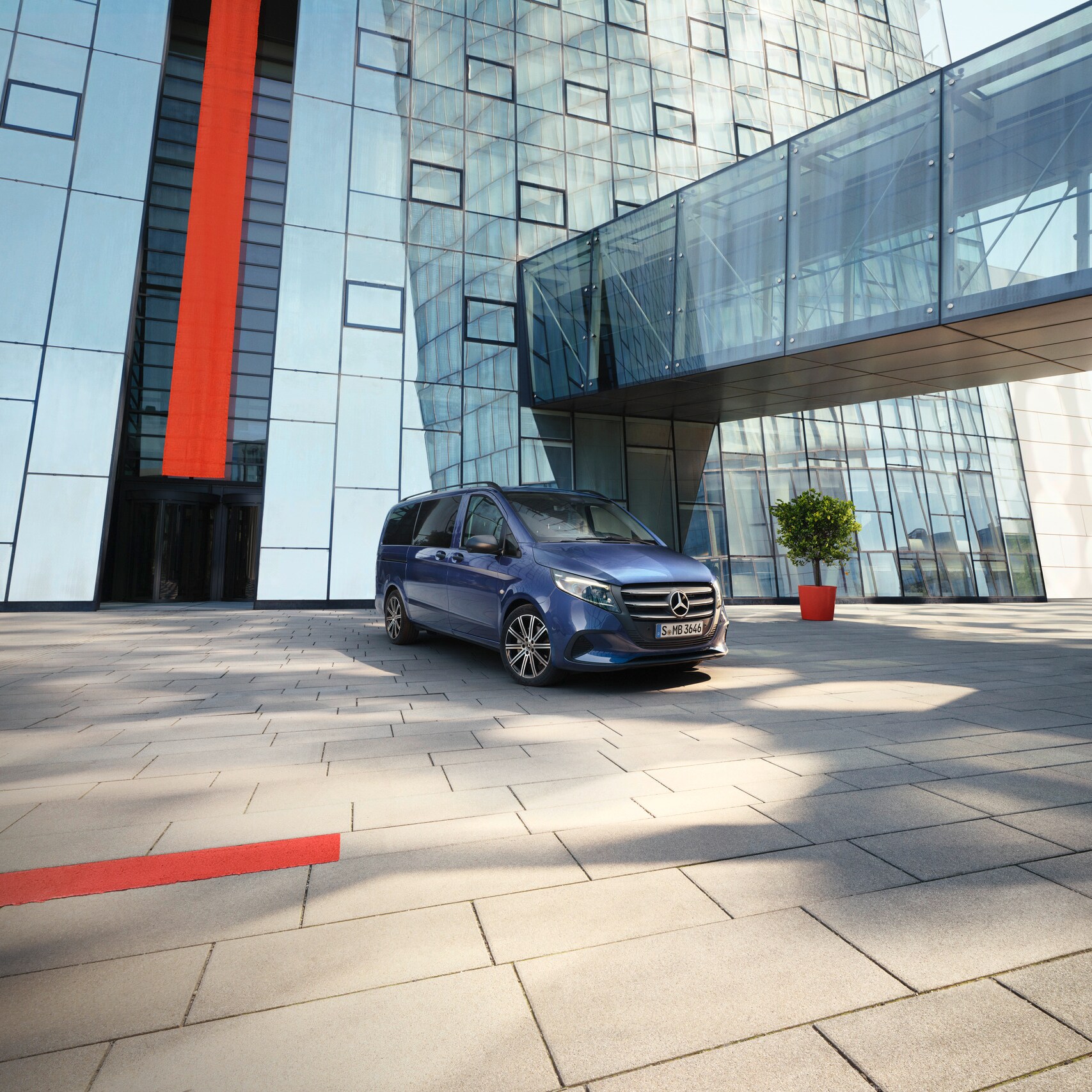 A Vito Tourer egy ipari területen | Mercedes-Benz