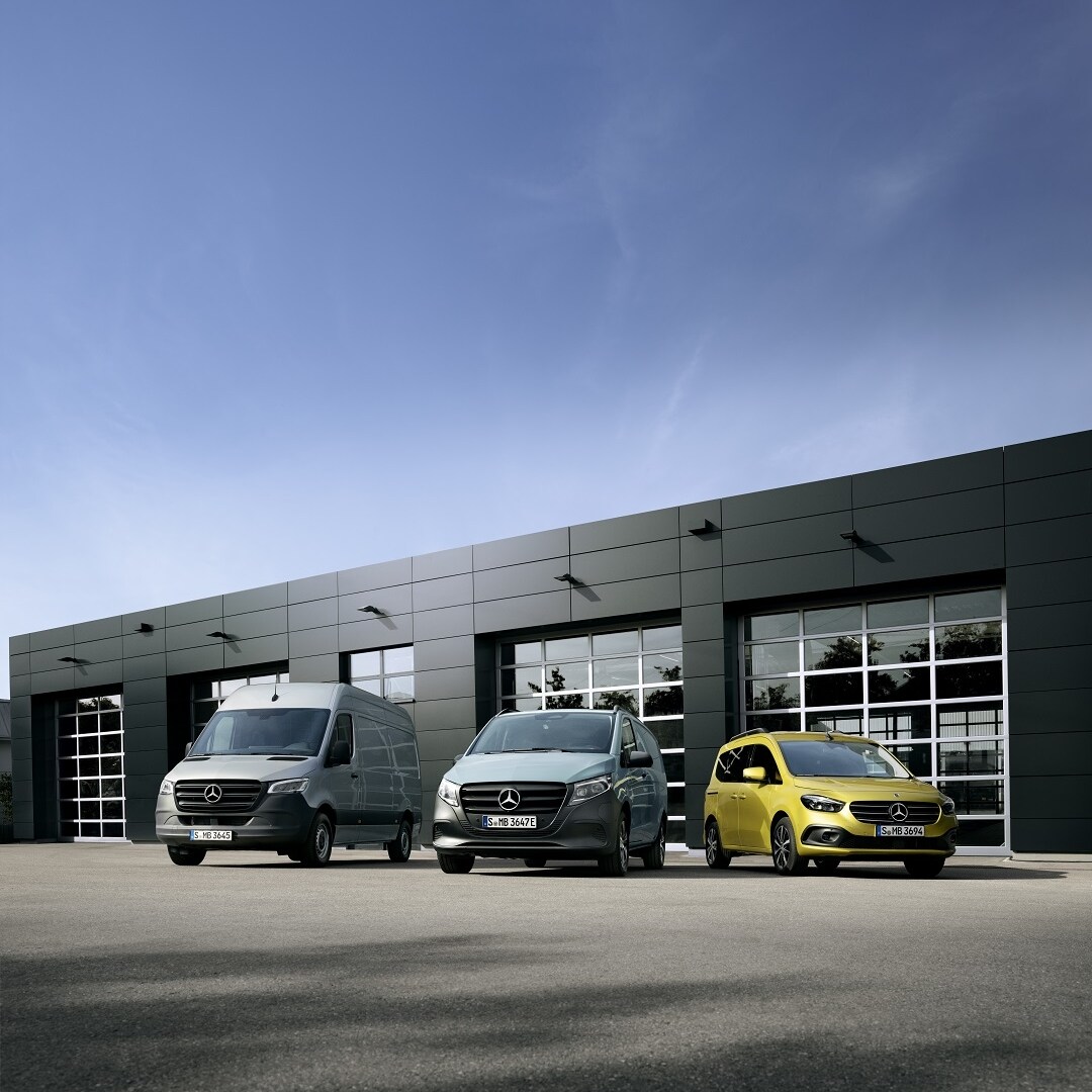 Kishaszongépjárművek sora elölnézetből egy műhely előtt