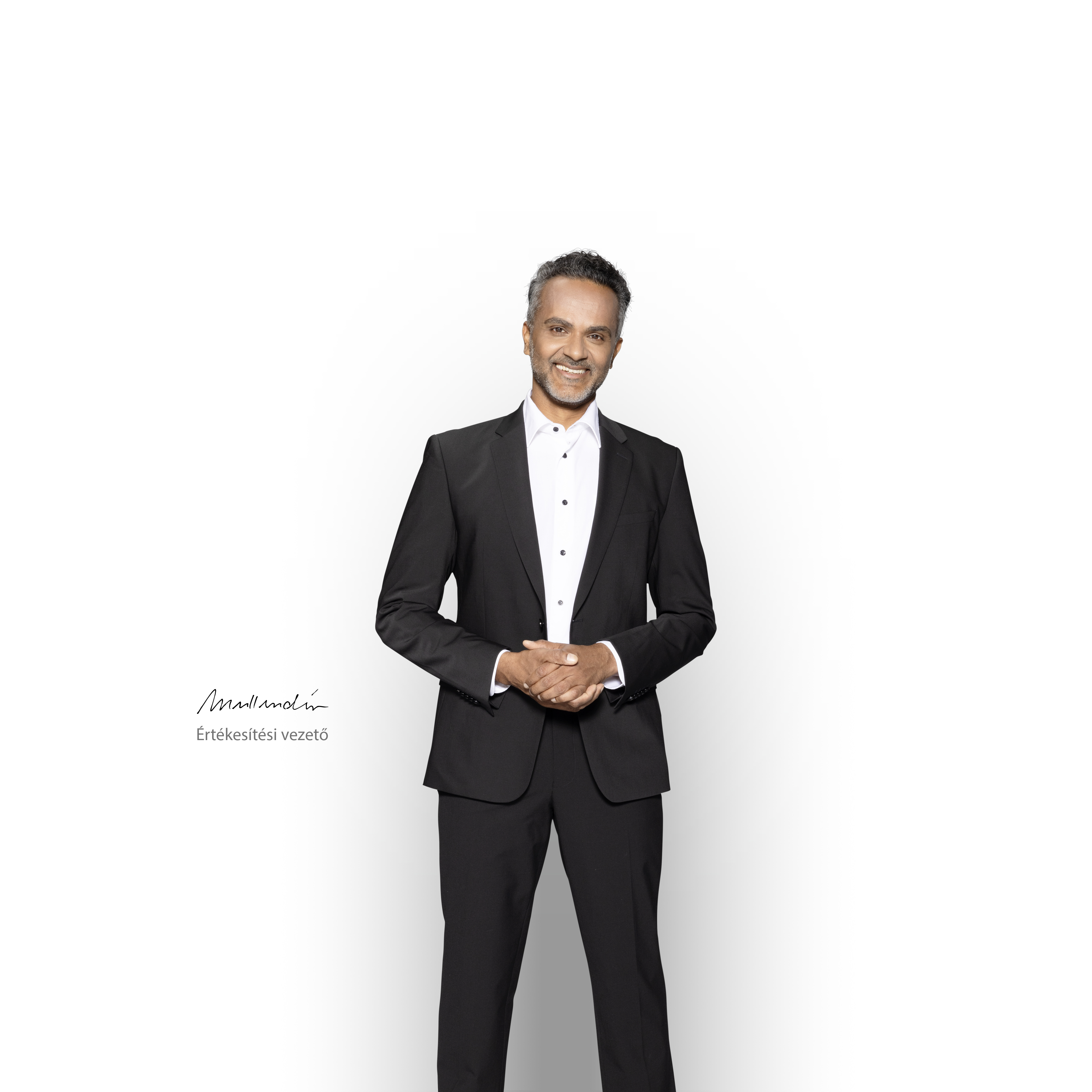 Mercedes-Benz | Elektromos járművek szolgáltatásai Egy hozzáértő értékesítési vezető áll és mosolyog, hogy támogatást biztosítson az Ön Mercedes-Benz elektromos kishaszongépjárművéhez.