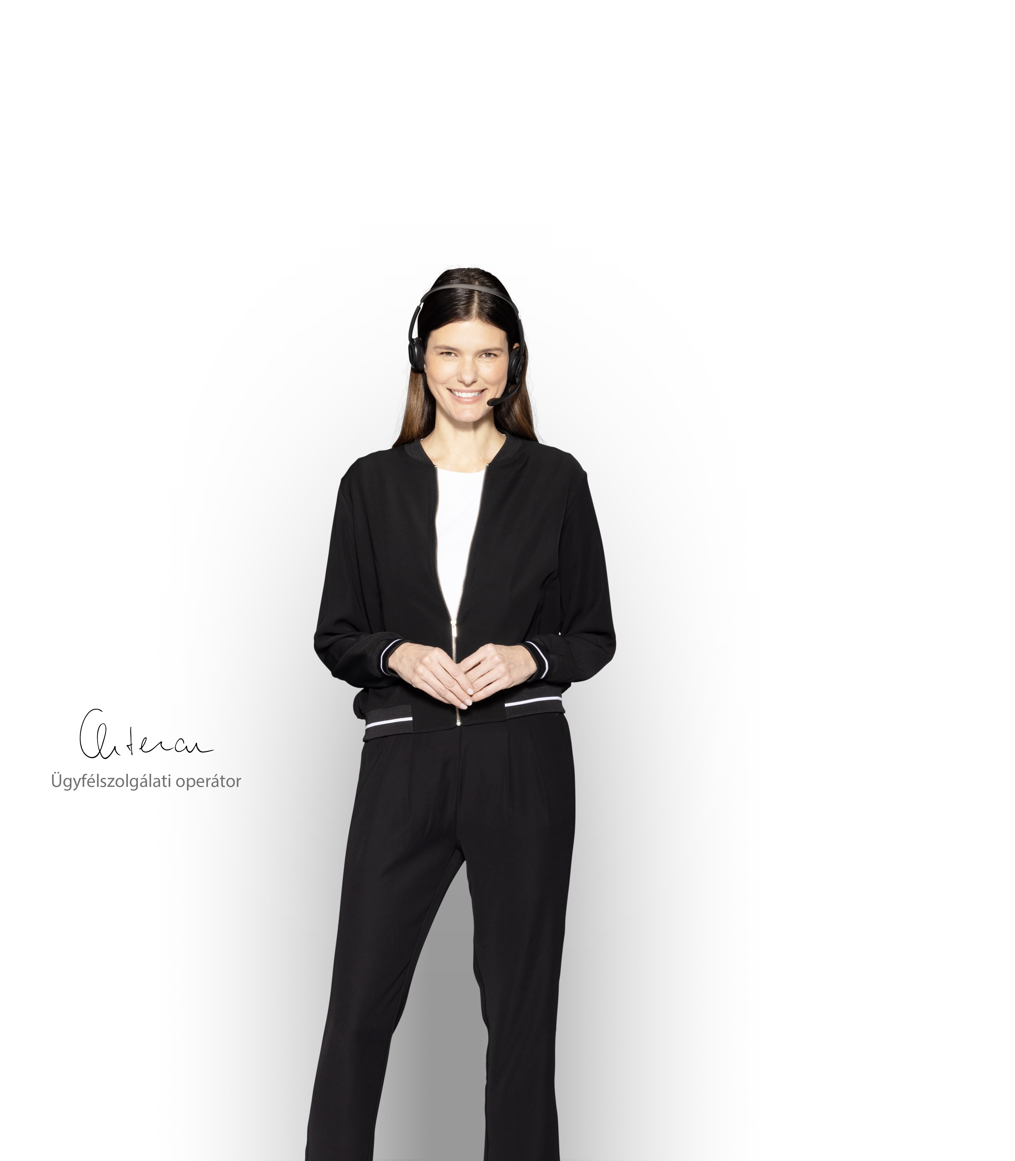 Call Center operátor fejhallgatóval, készen áll a Mercedes-Benz Van Uptime Monitorral kapcsolatos tájékoztatásra.