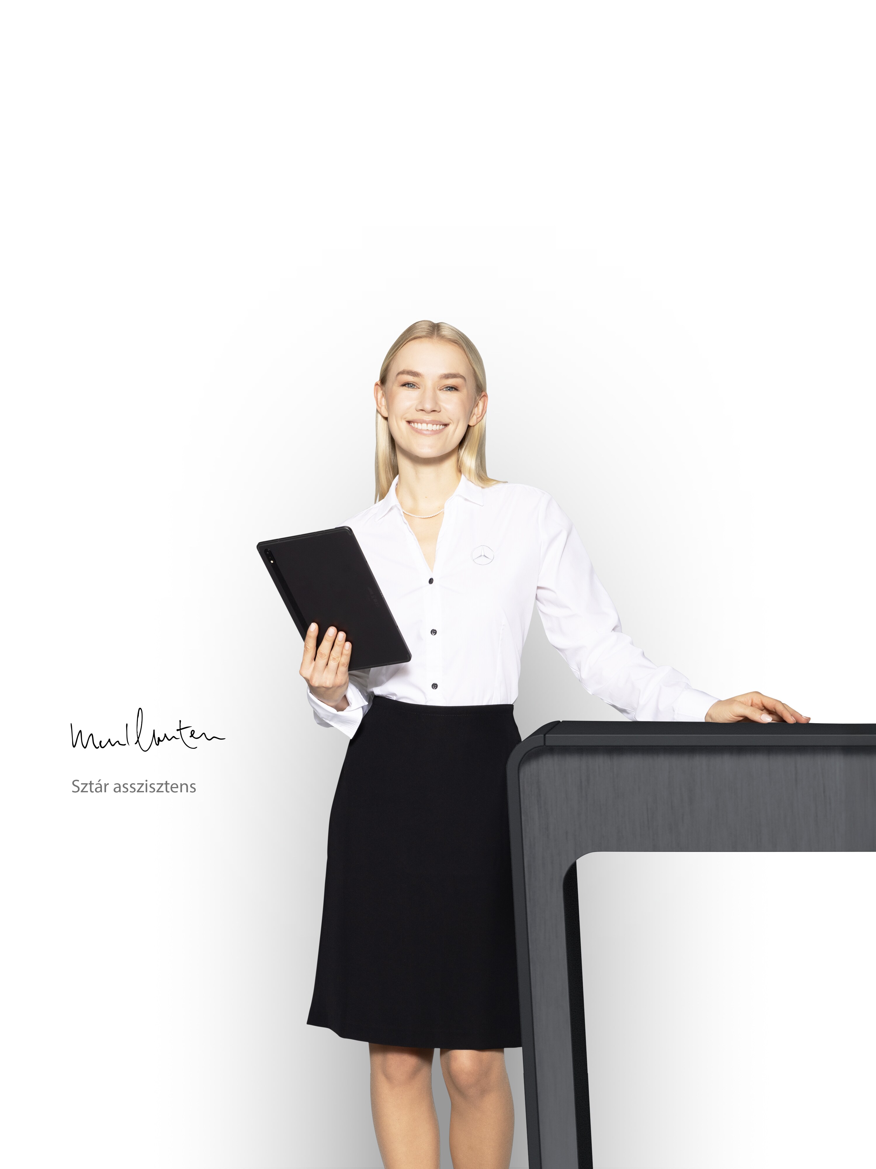 Egy sztár asszisztens hölgy egy tablettel a kezében áll, hogy kompetens támogatást nyújtson.