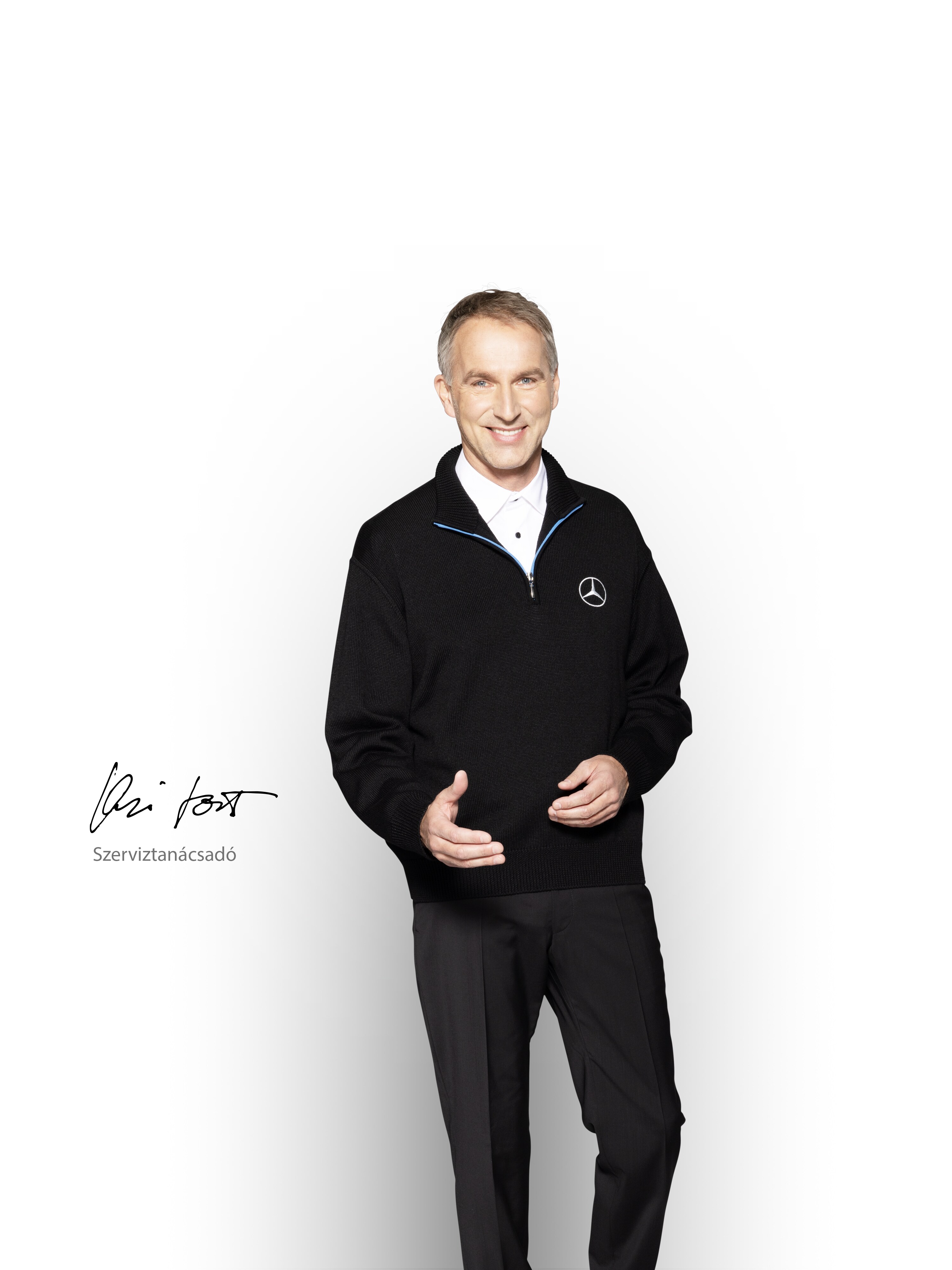 Egy fehér inges szerviztanácsadó, kezében egy tablettel, aki kész tájékoztatni a mobilitási szolgáltatásról.