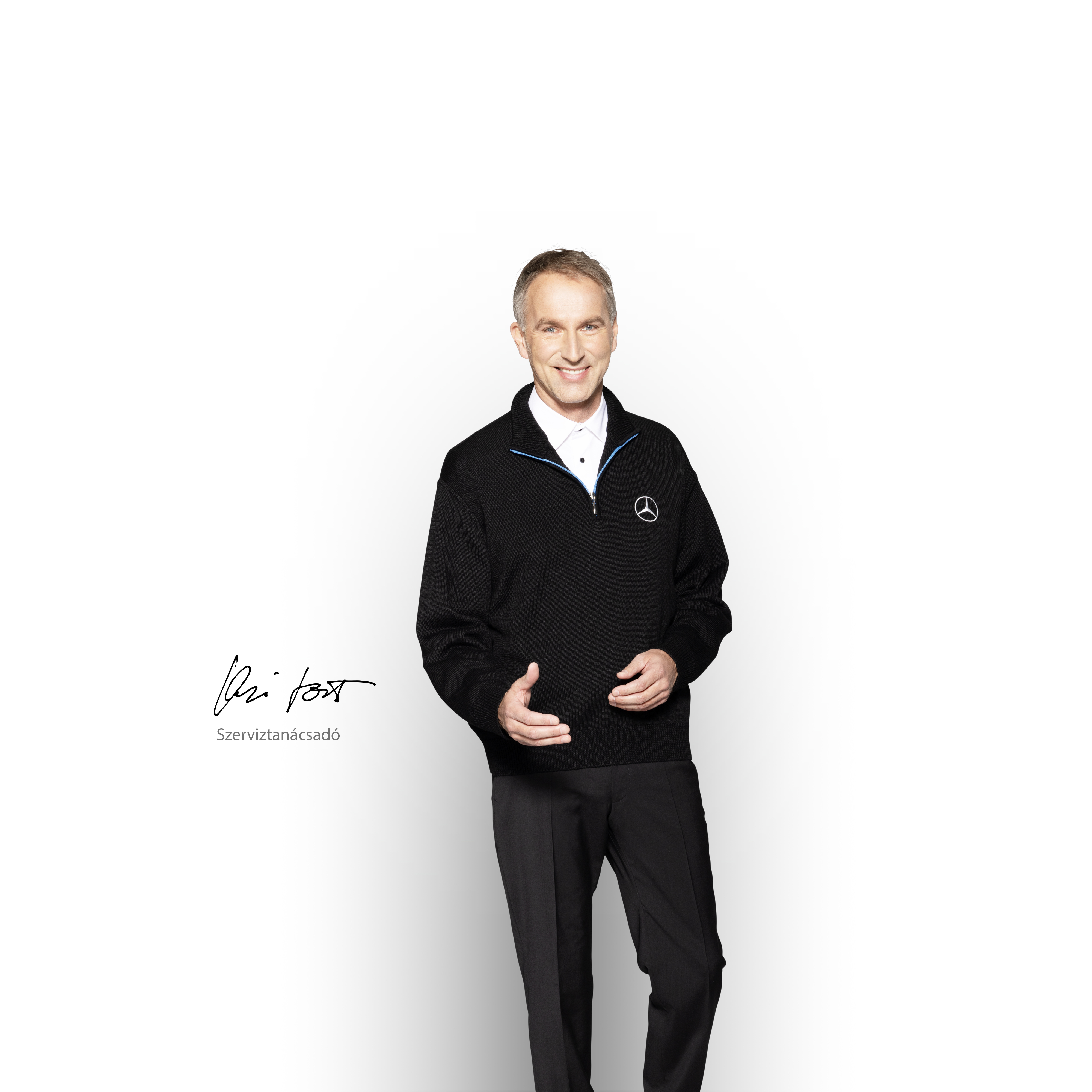 Mercedes-Benz | Komfort Egy fehér inges szerviztanácsadó, kezében egy tablettel, aki kész tájékoztatni a mobilitási szolgáltatásról.