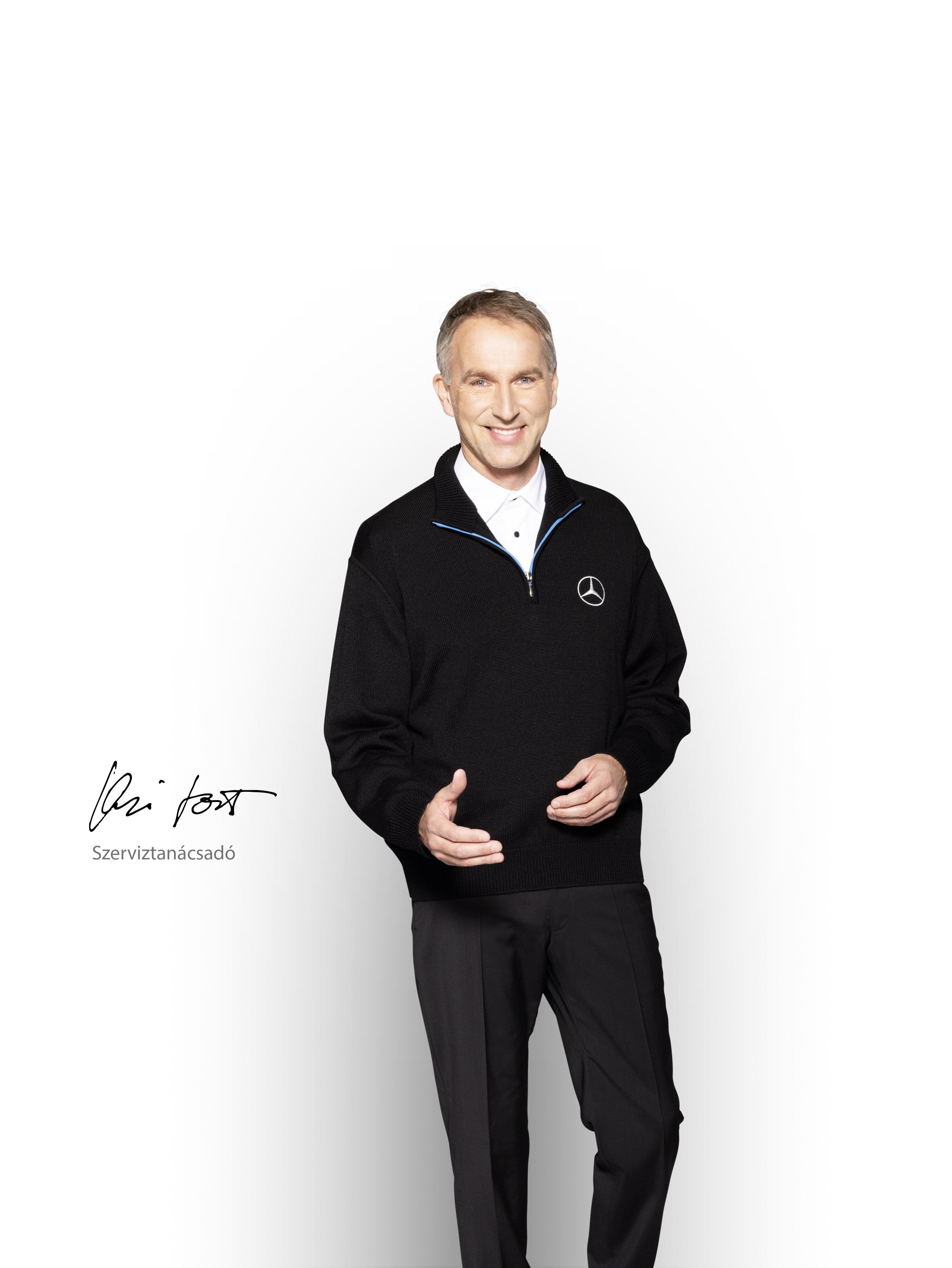 Egy szerviztanácsadó mosolyogva biztosítja a legjobb szolgáltatást.