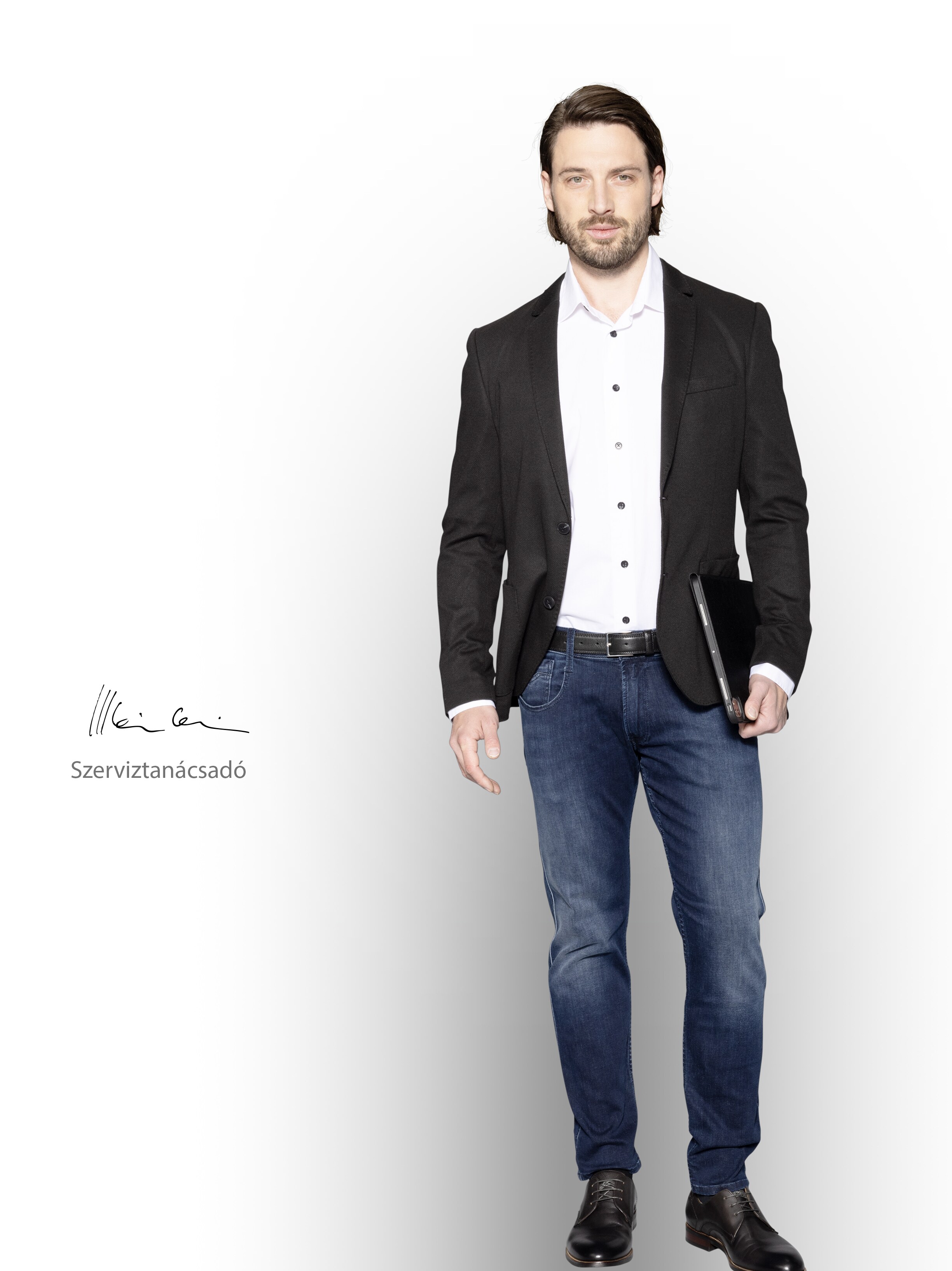 A szerviztanácsadó mosolyog Önre, készen arra, hogy segítsen Mercedes-Benz járműparkjával kapcsolatban.