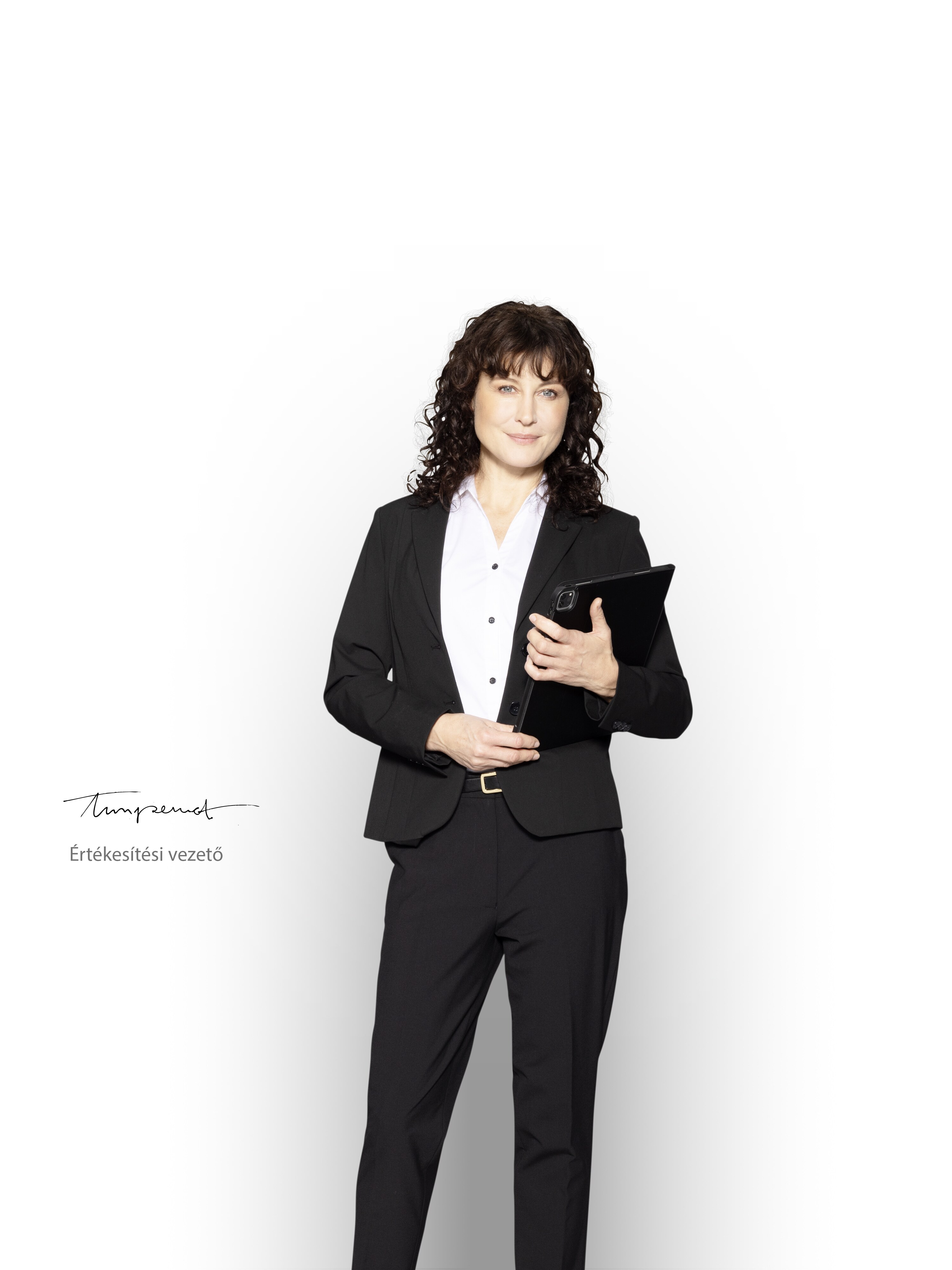 Mercedes-Benz értékesítési vezető, kezében tablettel, készen arra, hogy tájékoztatást nyújtson az új járművek garanciájáról.