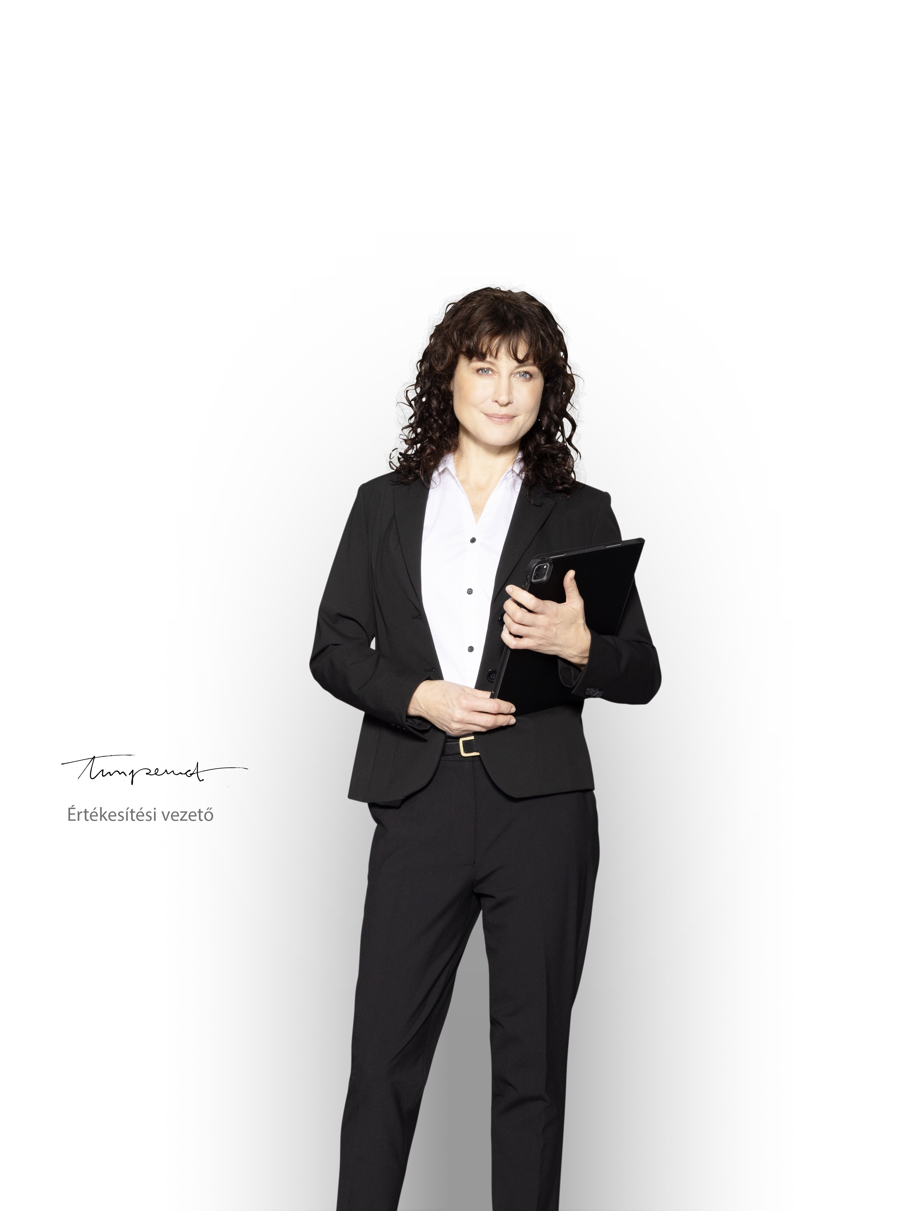 A Mercedes-Benz értékesítési vezetője egy tablettel készen áll, hogy tájékoztatást nyújtson a szolgáltatási csomagokról.