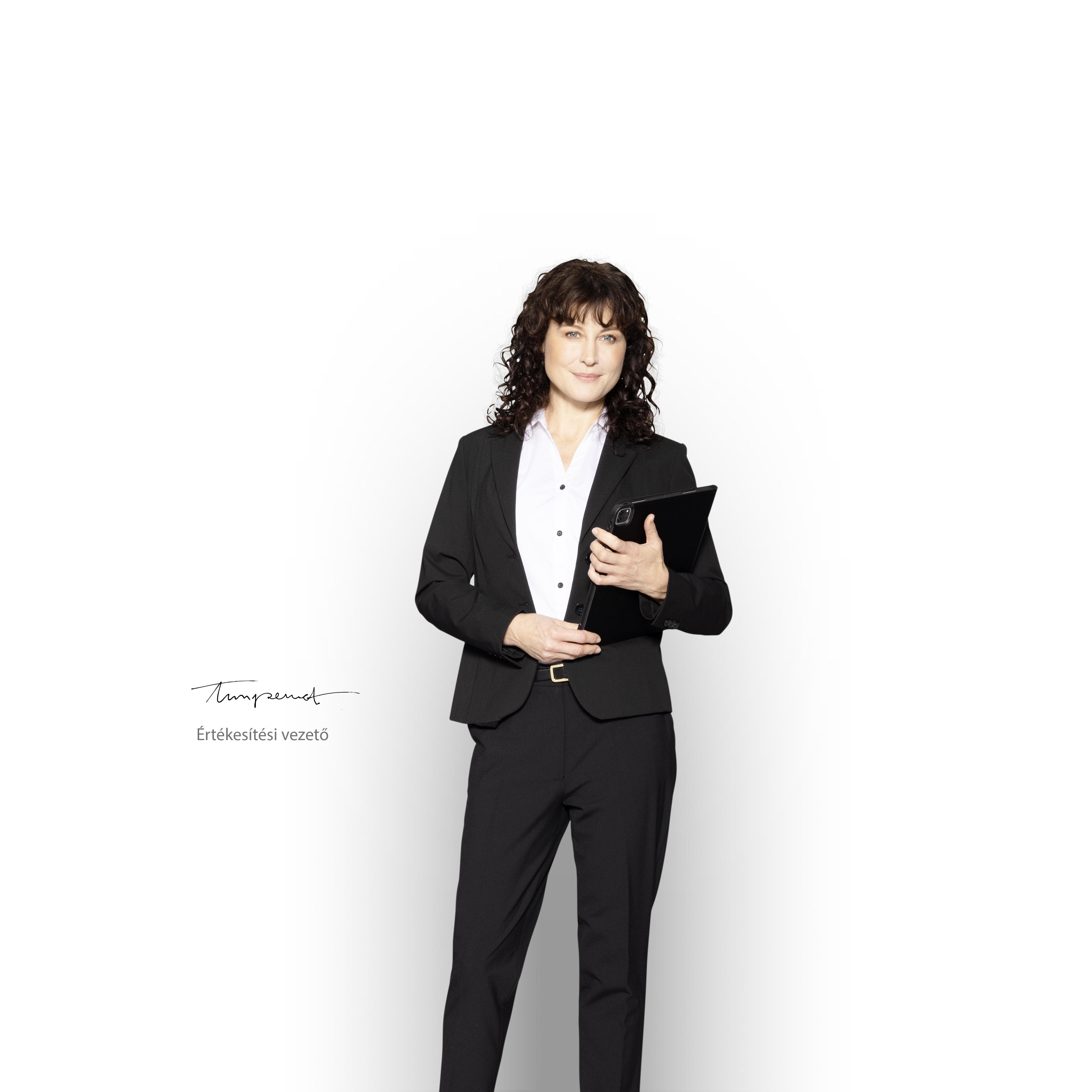 Mercedes-Benz | Van ServiceCare A Mercedes-Benz értékesítési vezetője egy tablettel készen áll, hogy tájékoztatást nyújtson a szolgáltatási csomagokról.